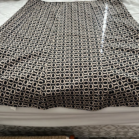 Gap skirt size 16, love the pattern. Has a zipper on the back. Flattering on - Picture 4 of 6